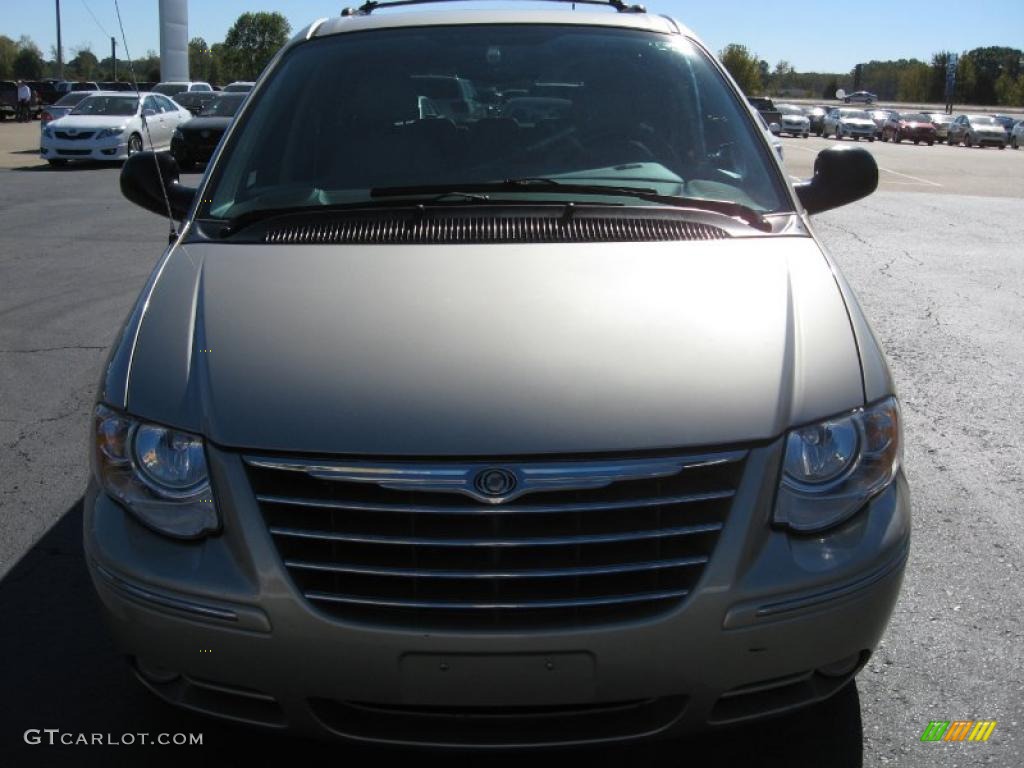 2005 Town & Country Touring - Linen Gold Metallic / Dark Khaki/Light Graystone photo #2