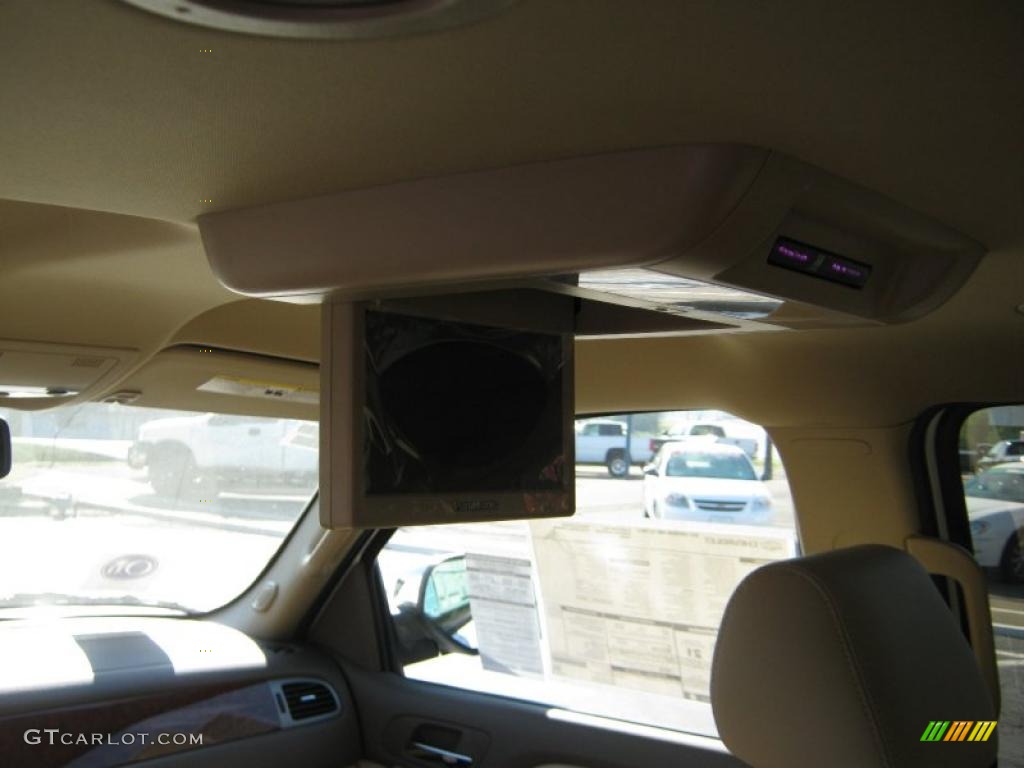 2011 Suburban LT - Summit White / Light Cashmere/Dark Cashmere photo #13