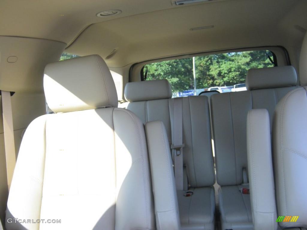 2011 Suburban LT - Summit White / Light Cashmere/Dark Cashmere photo #18