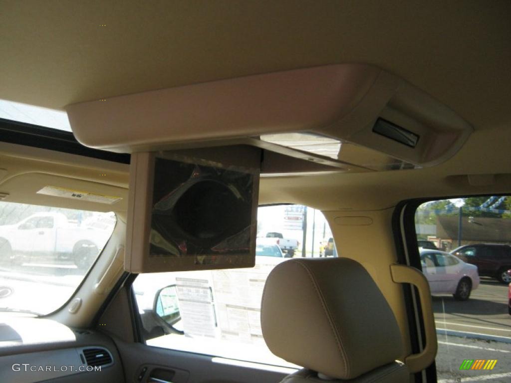 2011 Suburban LT 4x4 - Summit White / Light Cashmere/Dark Cashmere photo #15