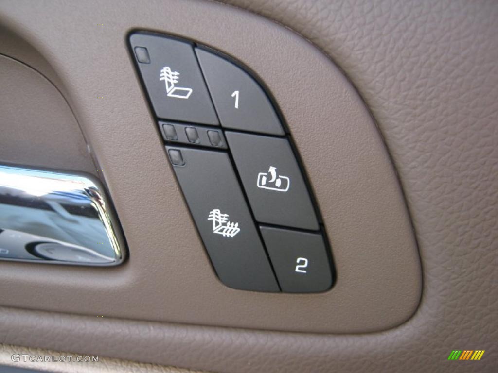 2011 Suburban LT 4x4 - Summit White / Light Cashmere/Dark Cashmere photo #23