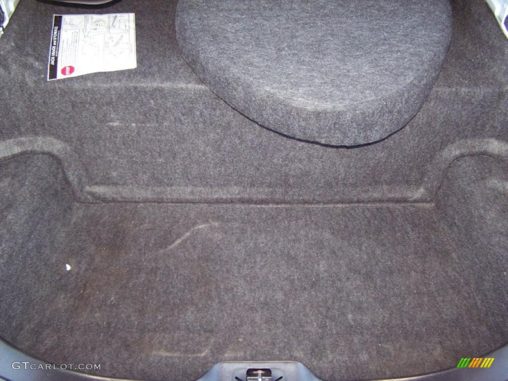 2002 Lincoln Town Car Signature Trunk Photo #37632868