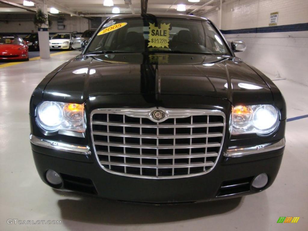 2005 300 C HEMI AWD - Brilliant Black Crystal Pearl / Dark Slate Gray/Medium Slate Gray photo #3