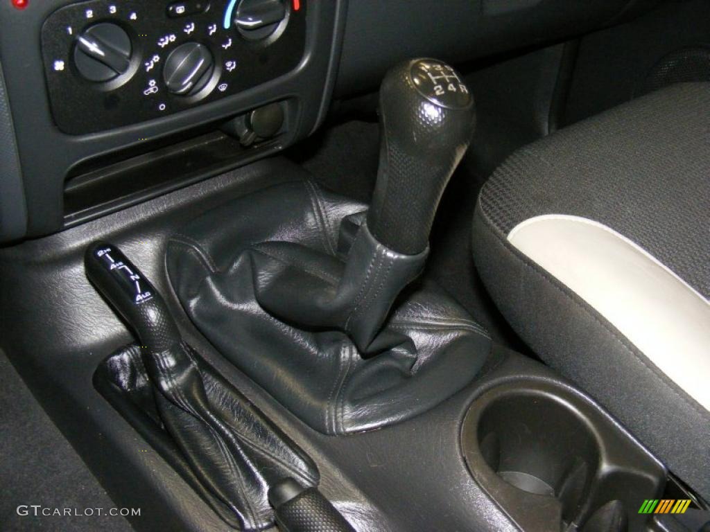 2003 Liberty Freedom Edition 4x4 - Black Clearcoat / Light Taupe/Dark Slate Gray photo #14