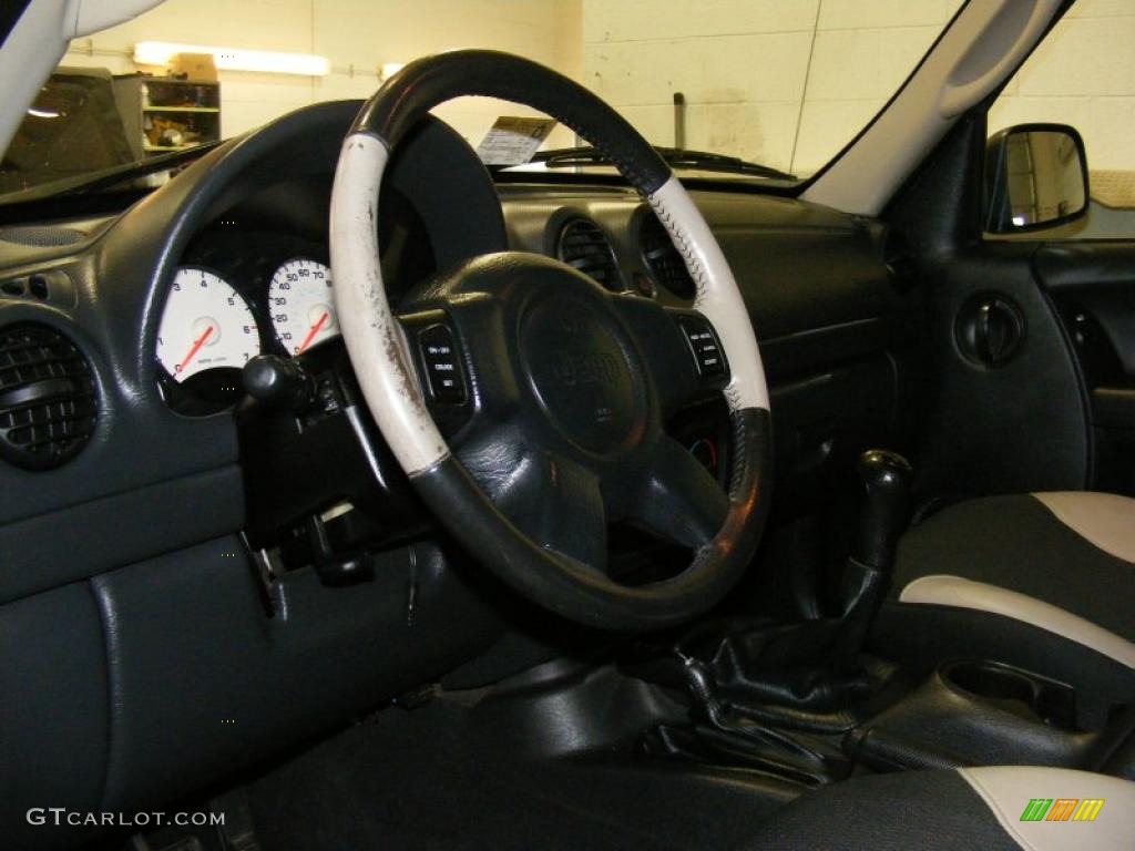 2003 Liberty Freedom Edition 4x4 - Black Clearcoat / Light Taupe/Dark Slate Gray photo #17