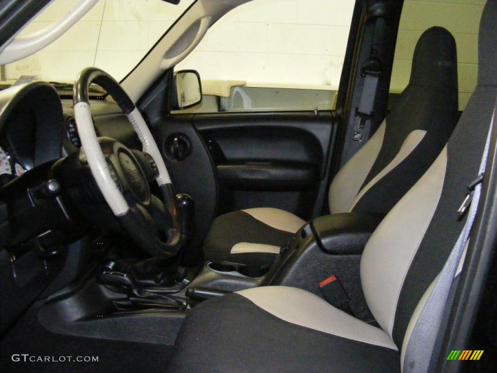 2003 Liberty Freedom Edition 4x4 - Black Clearcoat / Light Taupe/Dark Slate Gray photo #18