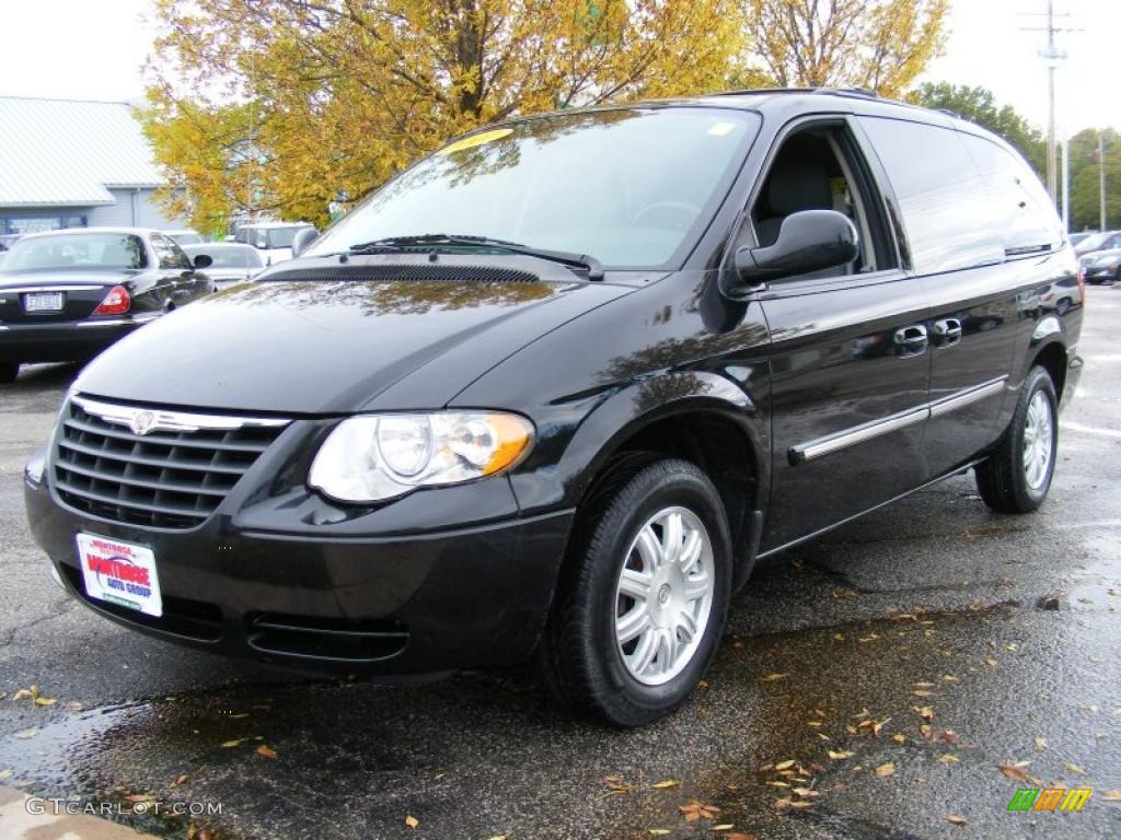 2007 Town & Country Touring - Brilliant Black Crystal Pearl / Medium Slate Gray photo #1