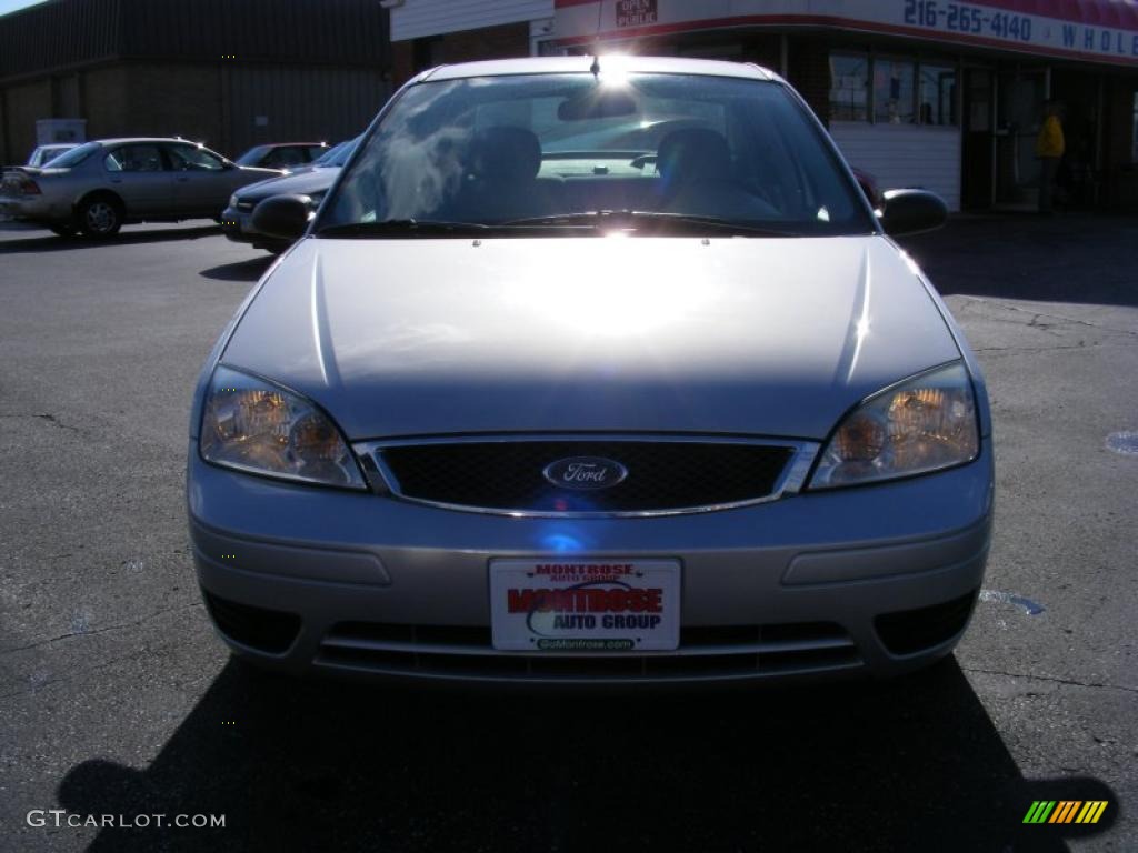 2005 Focus ZX4 SE Sedan - CD Silver Metallic / Dark Flint/Light Flint photo #8