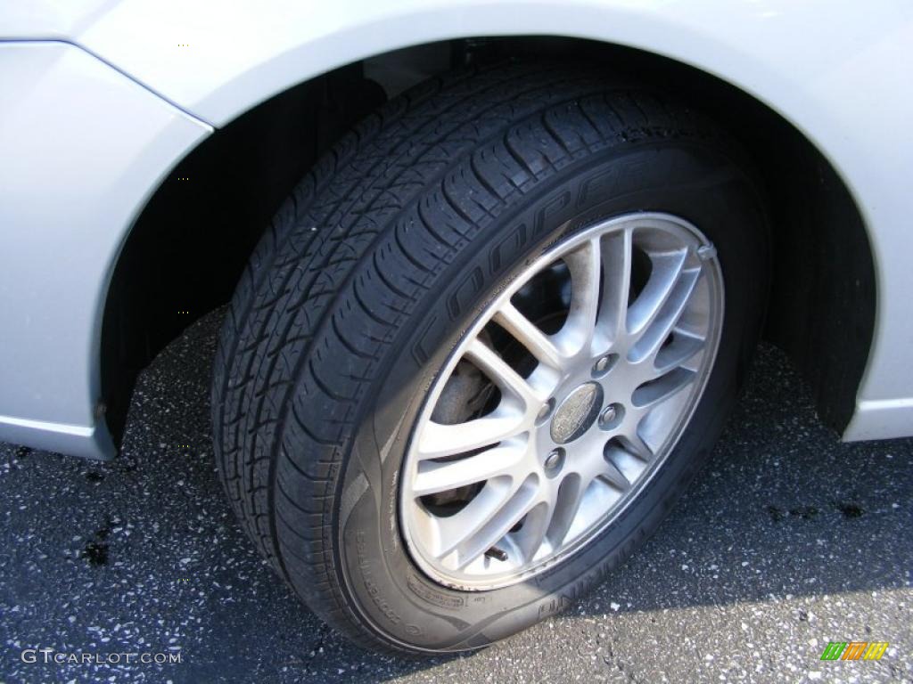 2005 Focus ZX4 SE Sedan - CD Silver Metallic / Dark Flint/Light Flint photo #28