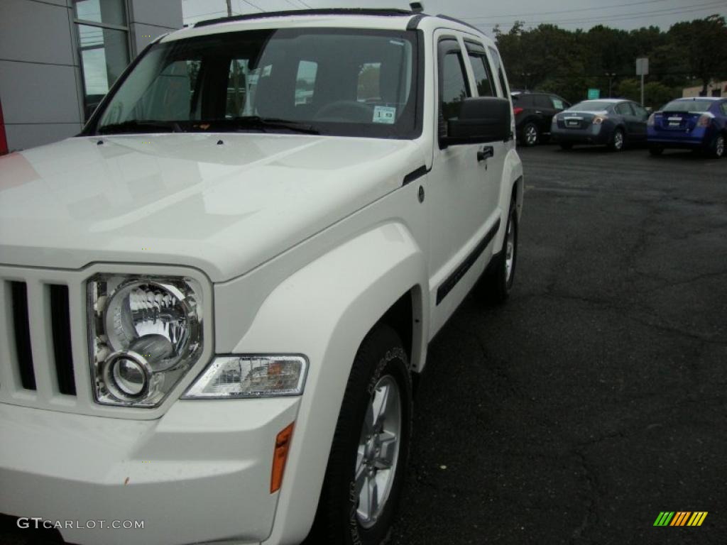 2009 Liberty Sport 4x4 - Stone White / Dark Slate Gray photo #7