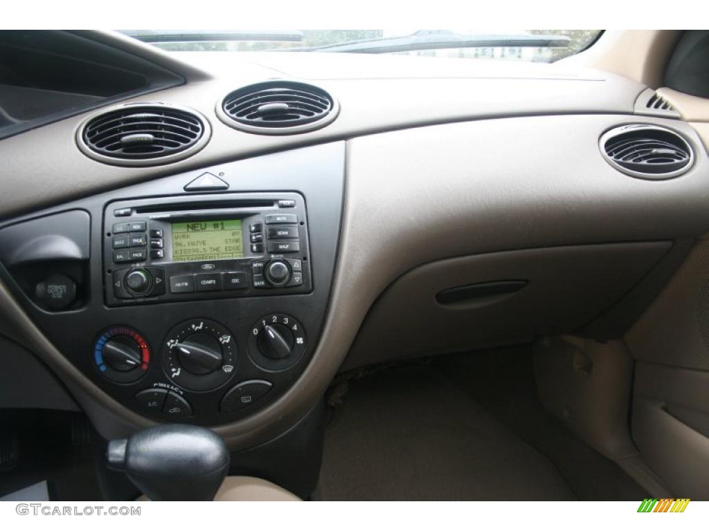 2003 Focus SE Sedan - Liquid Grey Metallic / Medium Parchment photo #18