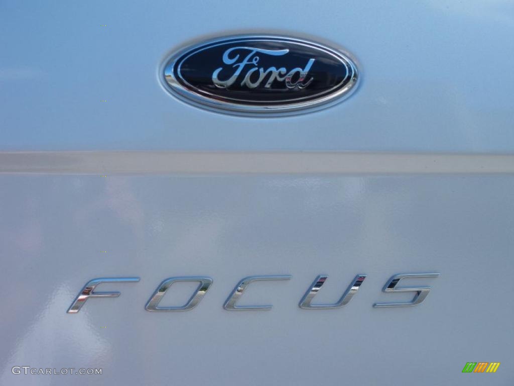 2011 Focus SE Sedan - Ingot Silver Metallic / Charcoal Black photo #4