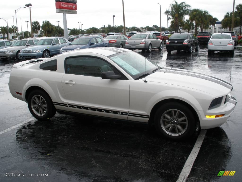 2005 Mustang V6 Premium Coupe - Performance White / Light Graphite photo #5