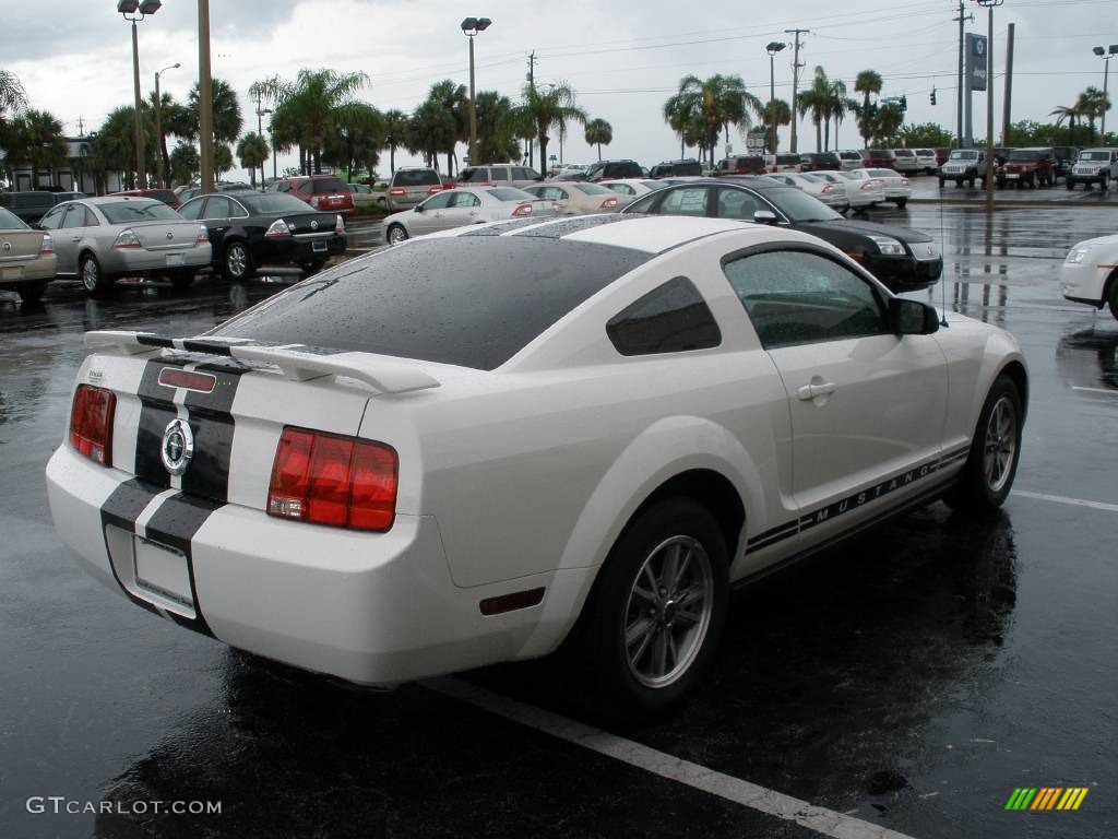 2005 Mustang V6 Premium Coupe - Performance White / Light Graphite photo #6