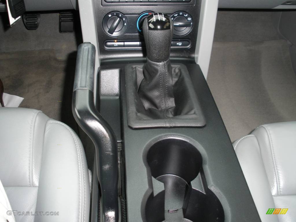 2005 Mustang V6 Premium Coupe - Performance White / Light Graphite photo #14