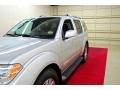 Silver Lightning Metallic - Pathfinder LE Photo No. 11
