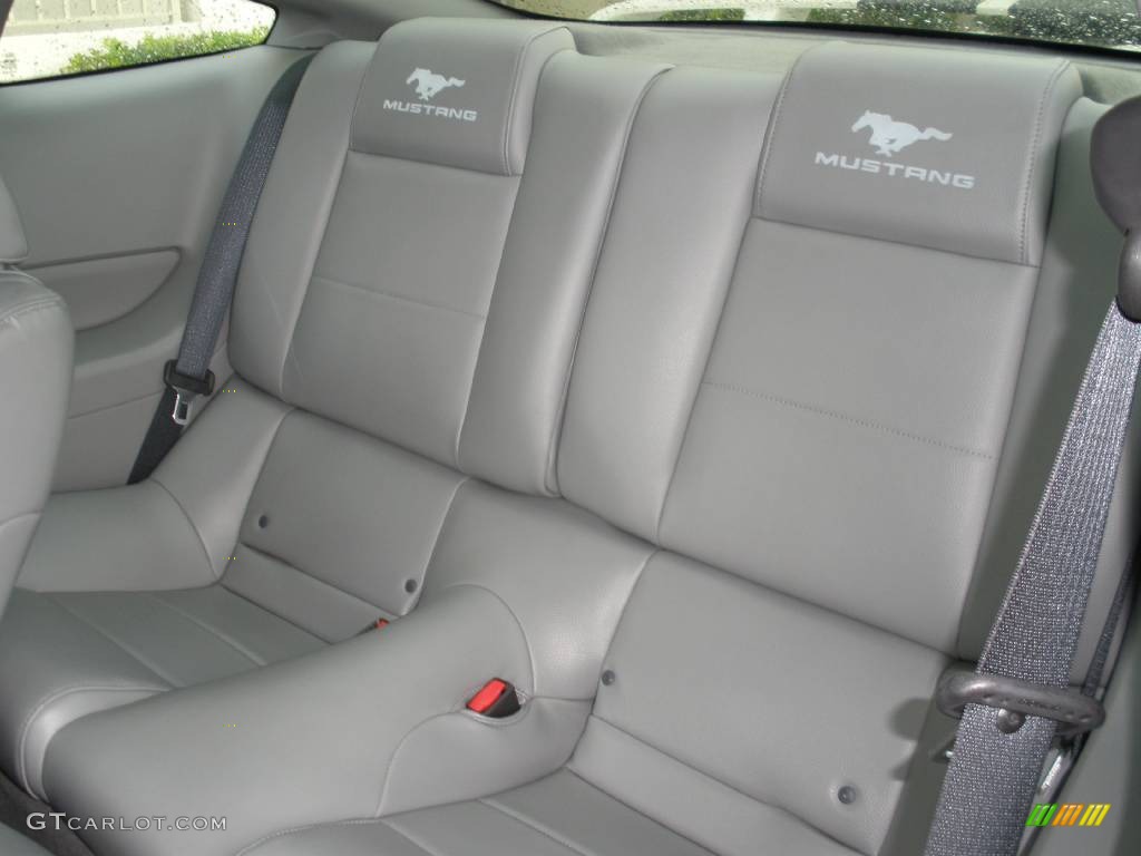 2005 Mustang V6 Premium Coupe - Performance White / Light Graphite photo #17
