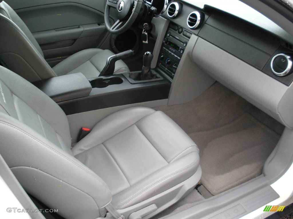 2005 Mustang V6 Premium Coupe - Performance White / Light Graphite photo #19