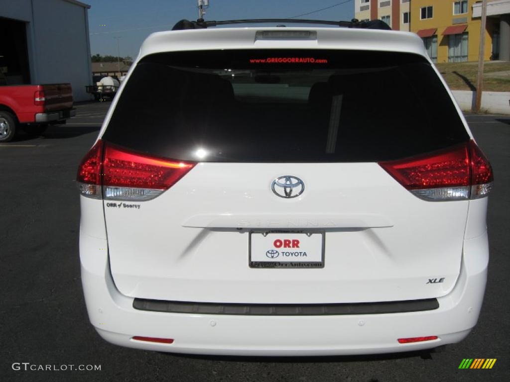 2011 Sienna XLE - Super White / Light Gray photo #5