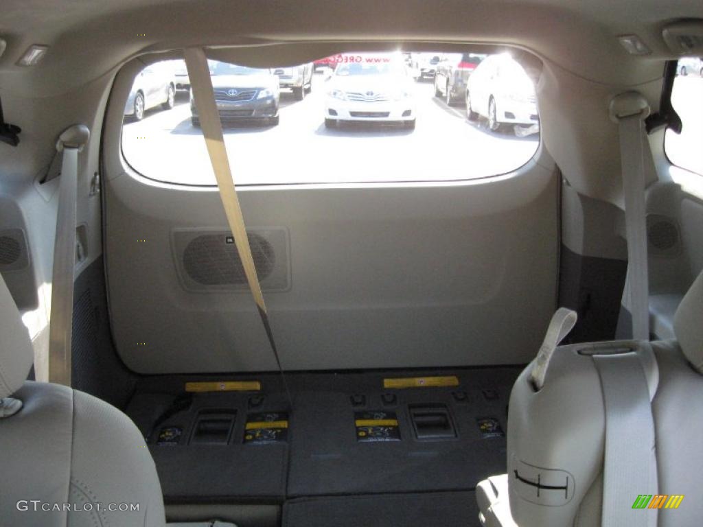 2011 Sienna XLE - Super White / Light Gray photo #12