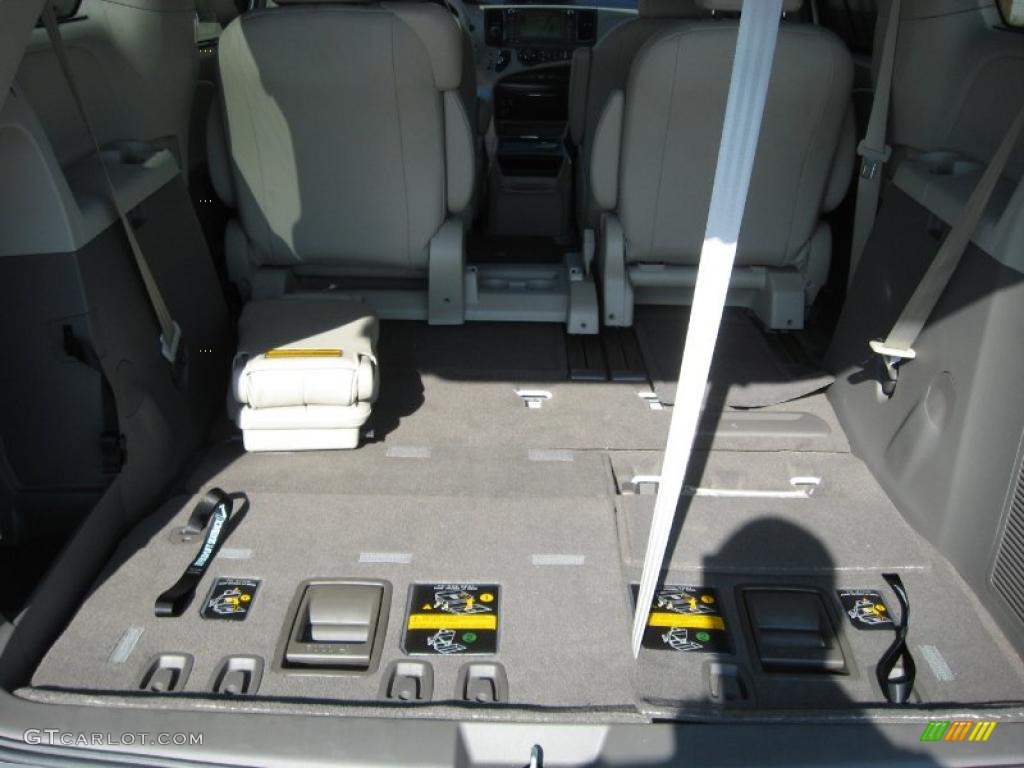 2011 Sienna XLE - Super White / Light Gray photo #13