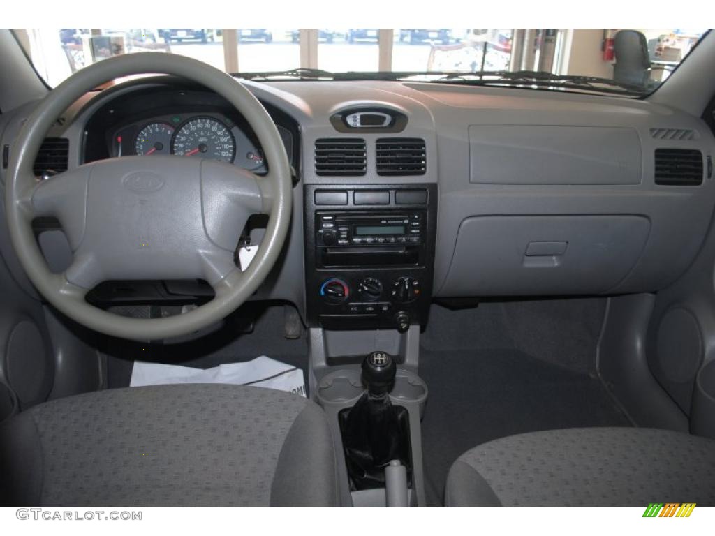 2004 Rio Sedan - Diamond Silver / Gray photo #12
