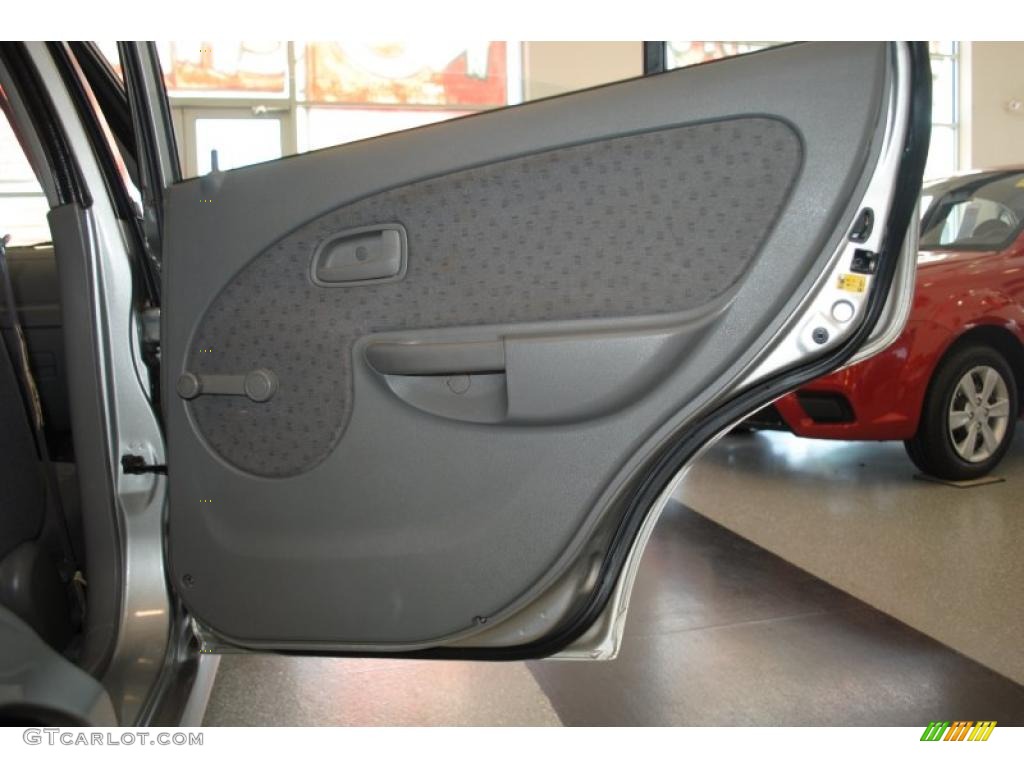 2004 Rio Sedan - Diamond Silver / Gray photo #42