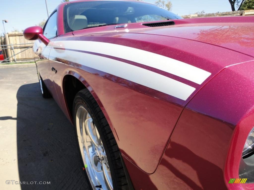 2010 Challenger R/T Classic Furious Fuchsia Edition - Furious Fuchsia / Pearl White Leather photo #11