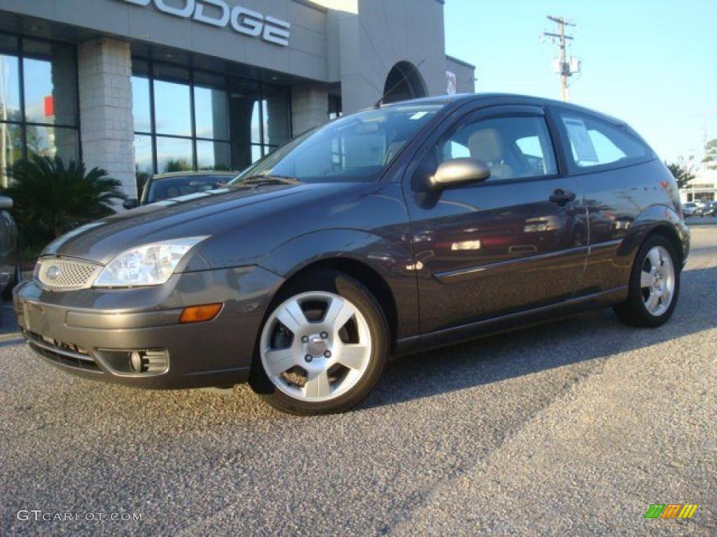 2005 Focus ZX3 SE Coupe - Liquid Grey Metallic / Charcoal/Charcoal photo #2