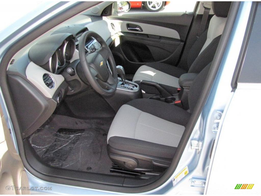 2011 Cruze LS - Ice Blue Metallic / Jet Black/Medium Titanium photo #18