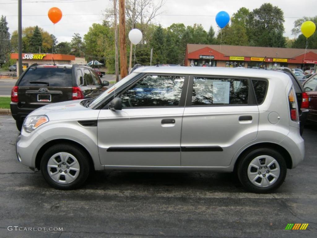 2010 Soul 1.6 - Bright Silver / Black Cloth photo #12