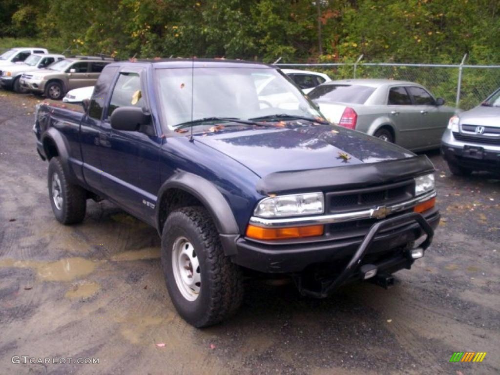 2002 S10 ZR2 Extended Cab 4x4 - Indigo Blue Metallic / Graphite photo #2