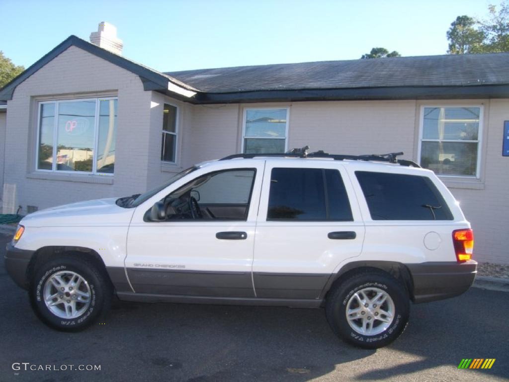 2004 Grand Cherokee Laredo 4x4 - Stone White / Taupe photo #2