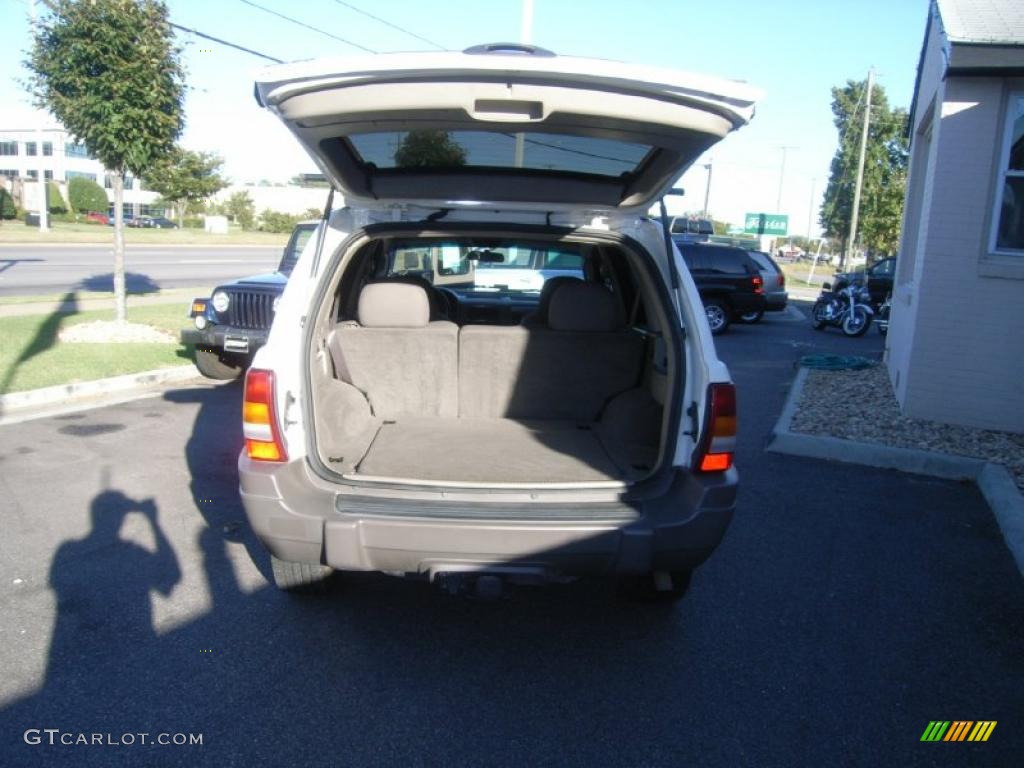 2004 Grand Cherokee Laredo 4x4 - Stone White / Taupe photo #11