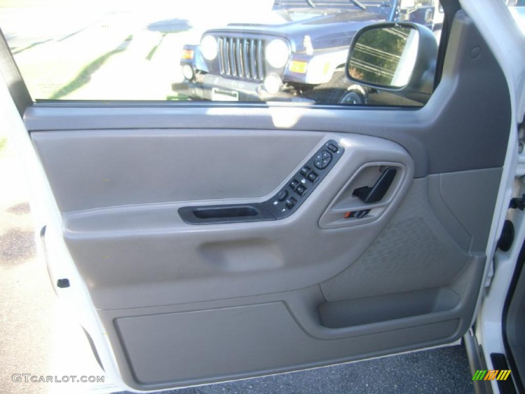 2004 Grand Cherokee Laredo 4x4 - Stone White / Taupe photo #14