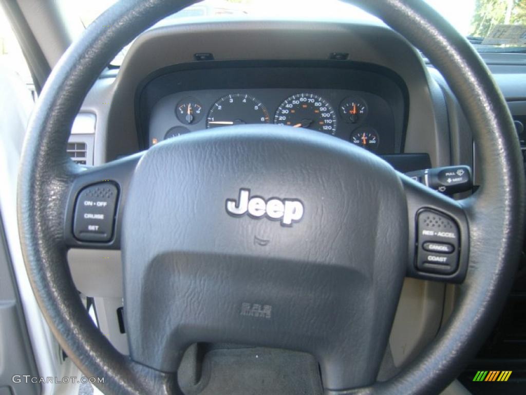 2004 Grand Cherokee Laredo 4x4 - Stone White / Taupe photo #18