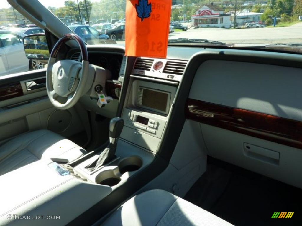 2004 Navigator Luxury 4x4 - Merlot Red Metallic / Dove Grey photo #17