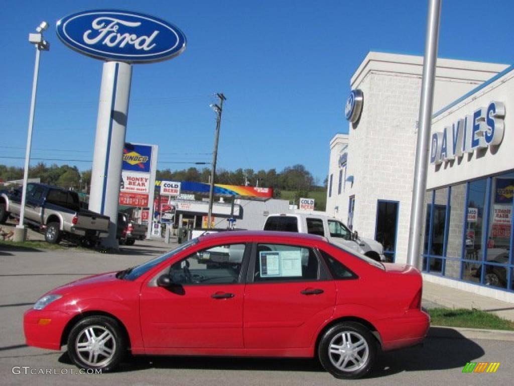 2002 Focus SE Sedan - Infra Red / Medium Graphite photo #2