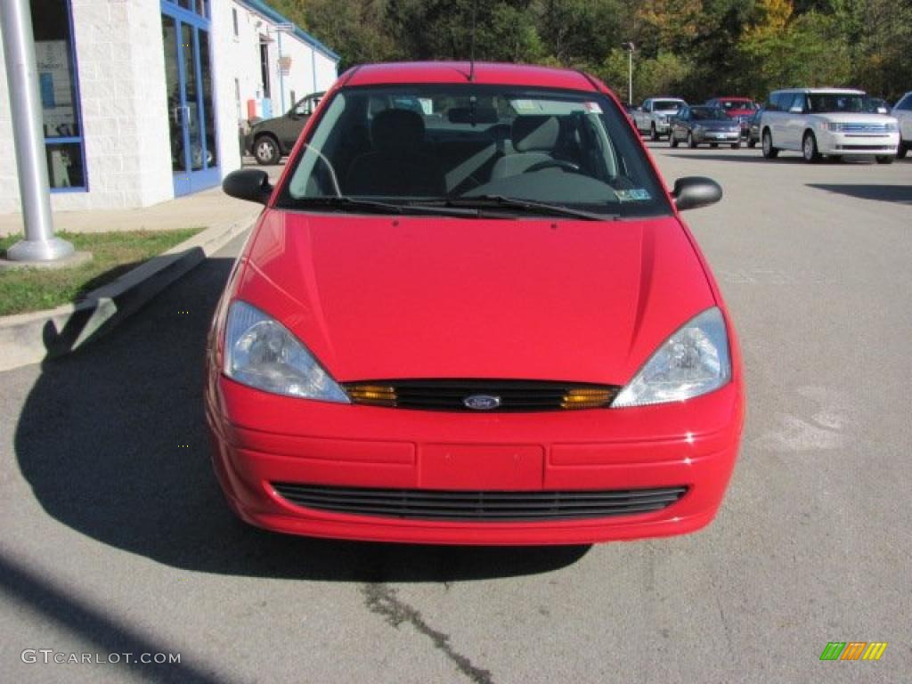 2002 Focus SE Sedan - Infra Red / Medium Graphite photo #4