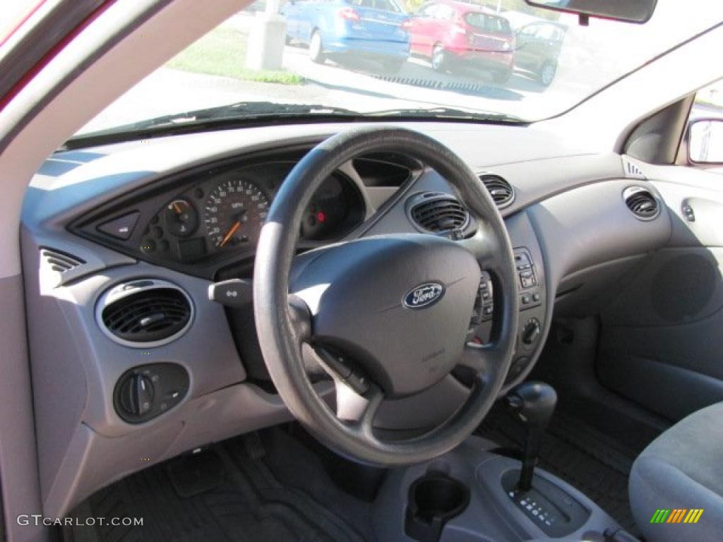 2002 Focus SE Sedan - Infra Red / Medium Graphite photo #6