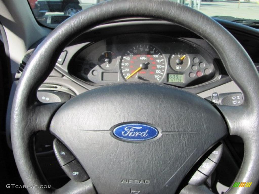 2002 Focus SE Sedan - Infra Red / Medium Graphite photo #12