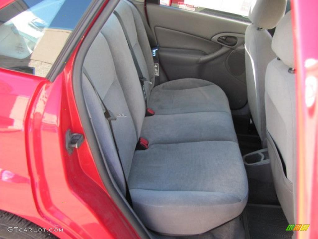 2002 Focus SE Sedan - Infra Red / Medium Graphite photo #13
