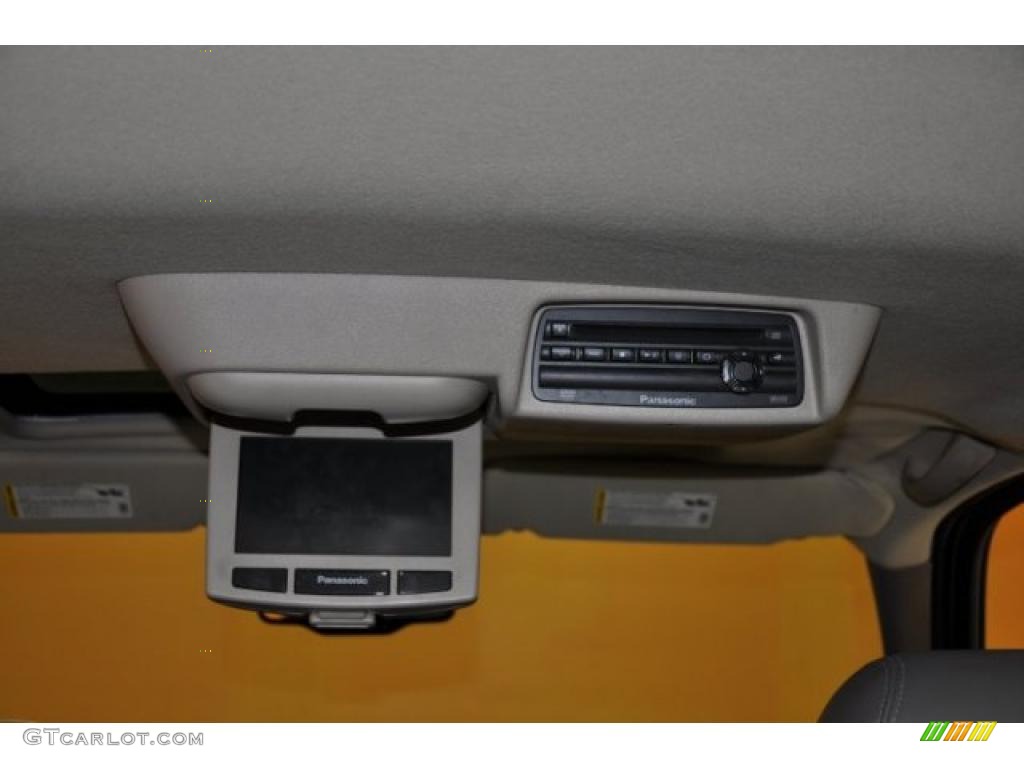 2006 Suburban LTZ 1500 4x4 - Silver Birch Metallic / Gray/Dark Charcoal photo #16