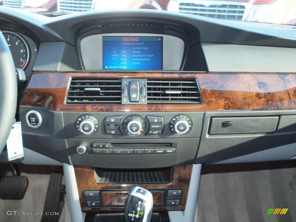 2010 BMW 5 Series 535i xDrive Sedan Controls Photos