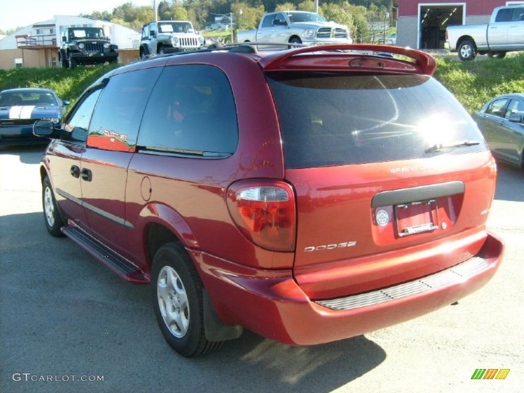 2002 Grand Caravan SE - Inferno Red Pearl / Taupe photo #3