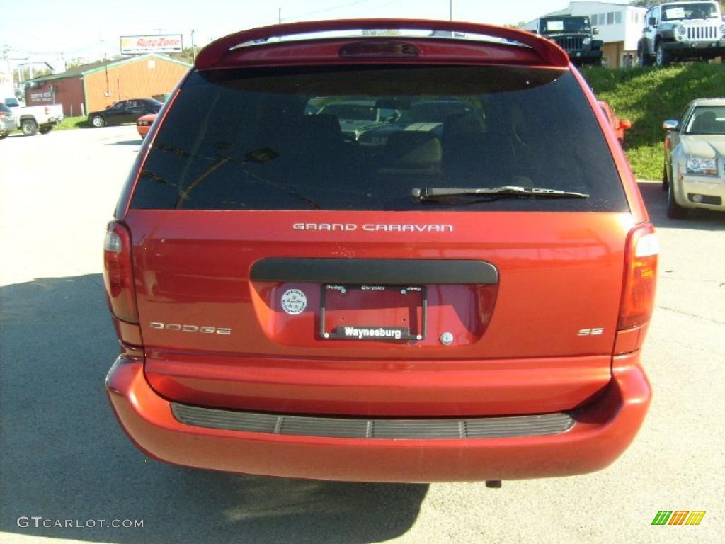 2002 Grand Caravan SE - Inferno Red Pearl / Taupe photo #4