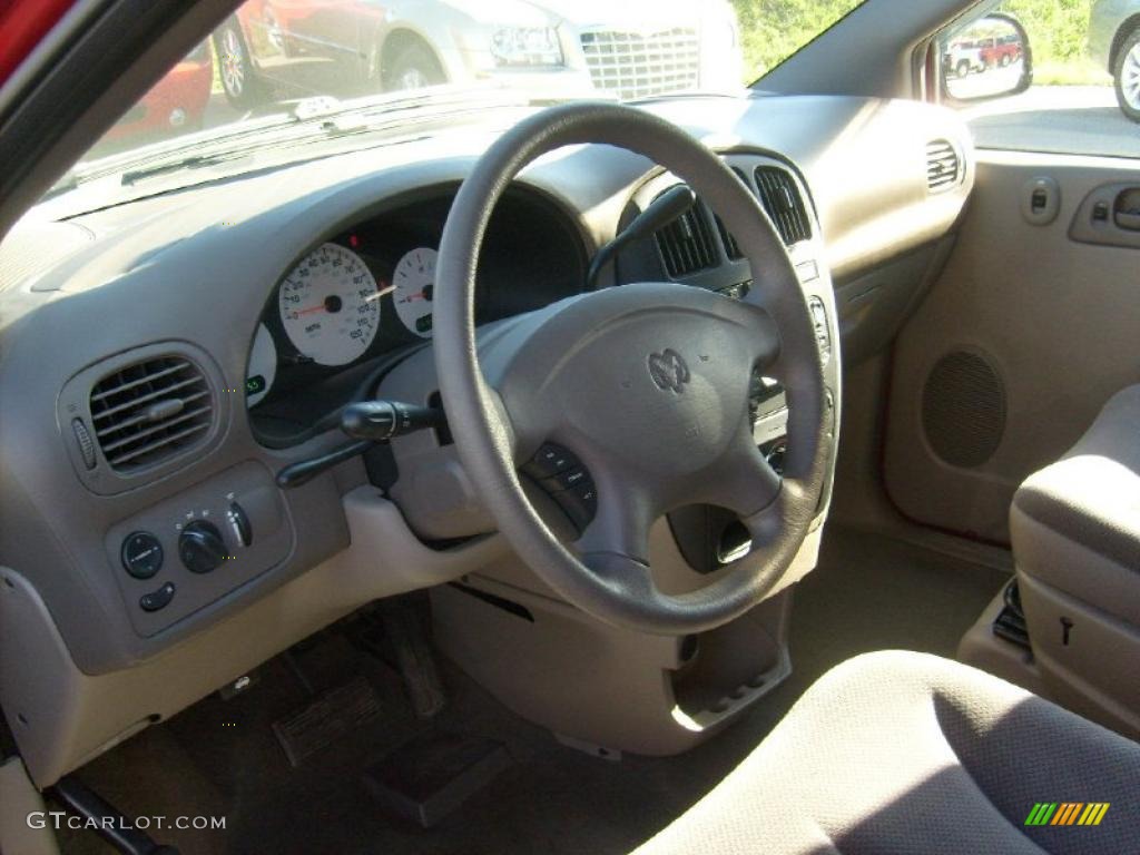 2002 Grand Caravan SE - Inferno Red Pearl / Taupe photo #12
