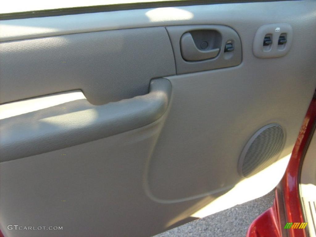 2002 Grand Caravan SE - Inferno Red Pearl / Taupe photo #13