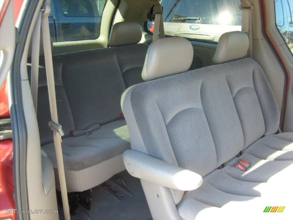 2002 Grand Caravan SE - Inferno Red Pearl / Taupe photo #18
