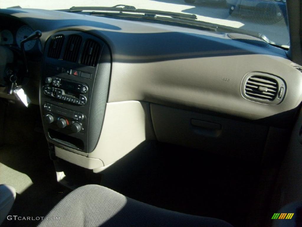 2002 Grand Caravan SE - Inferno Red Pearl / Taupe photo #20